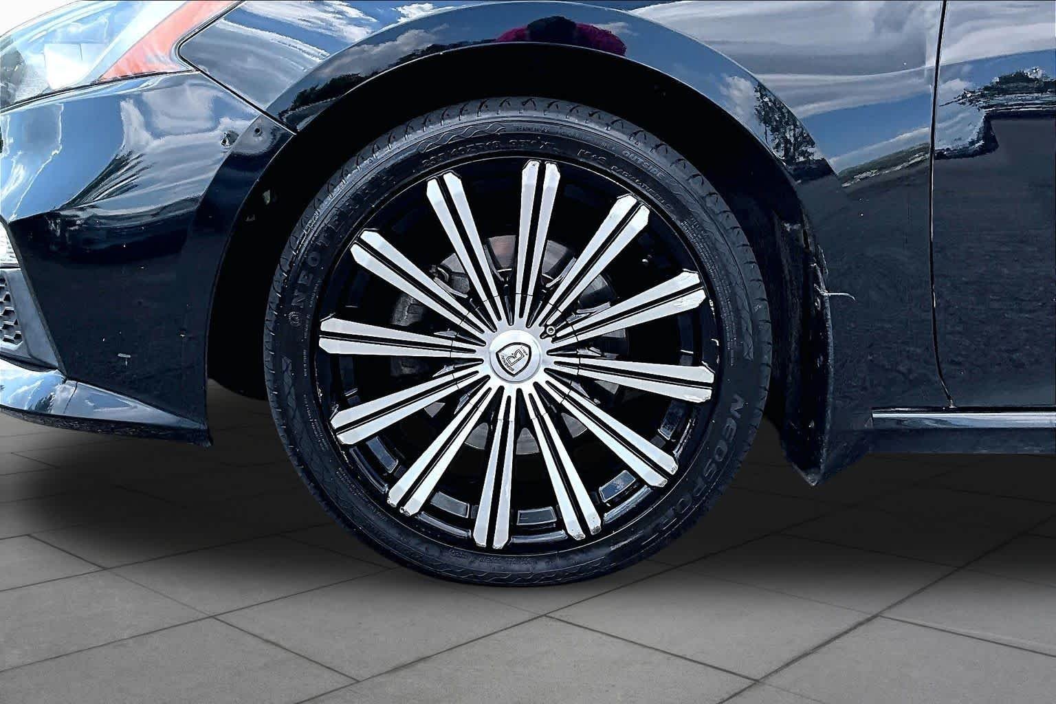 Used 2020 Super Black Nissan 2.5 S image 11