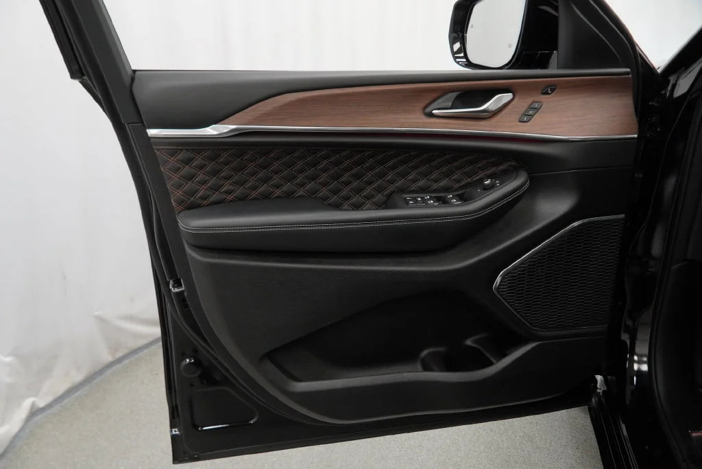 Used 2025 Black Jeep Summit image 35