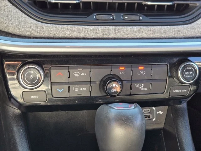 Used 2024 White Jeep Latitude image 28