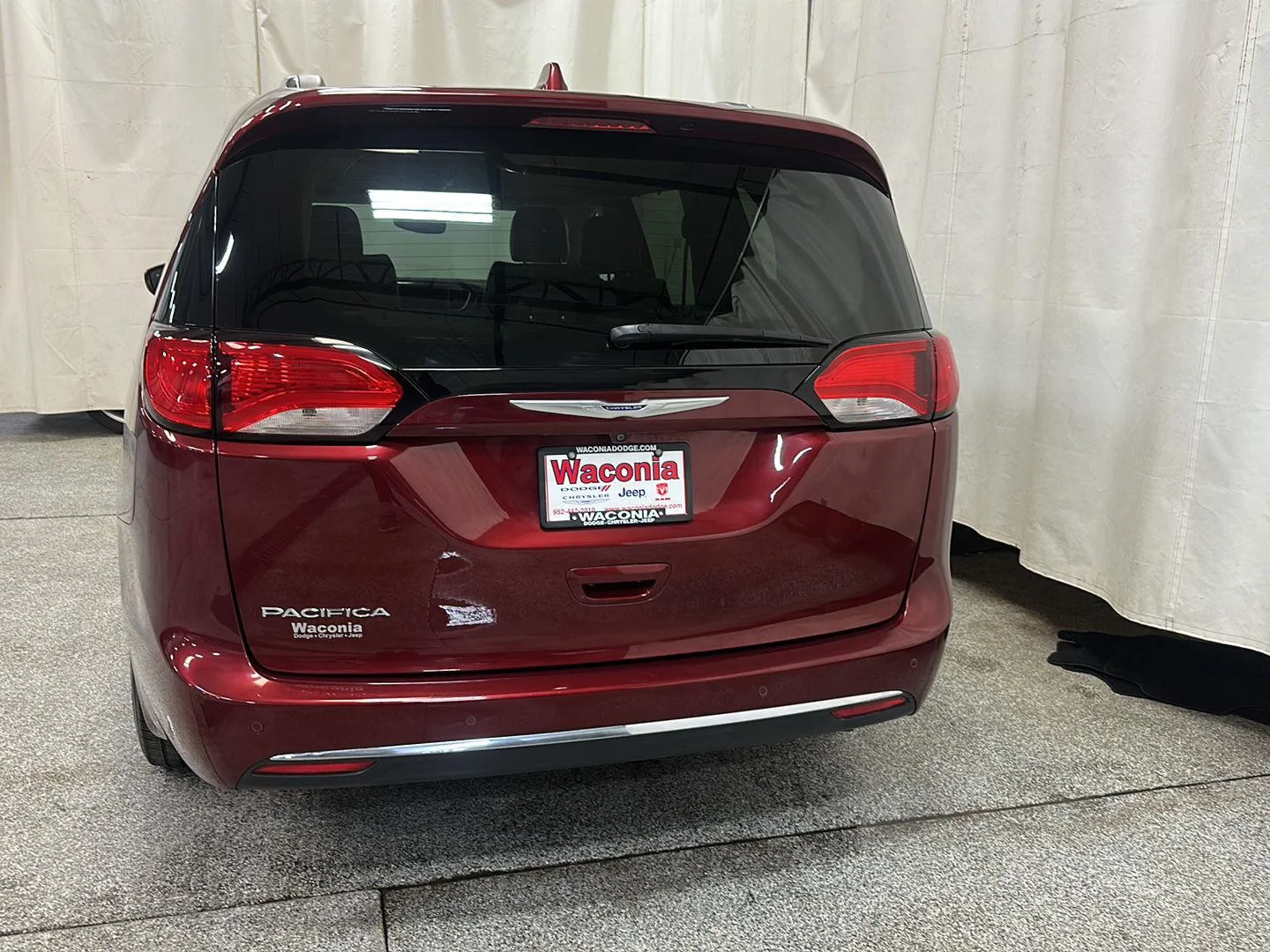 Used 2019 Velvet Red Pearlcoat Chrysler Touring L image 4