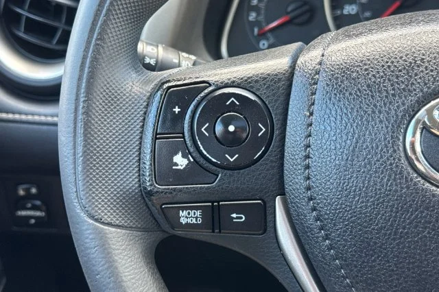 Used 2014 Silver Toyota XLE image 25