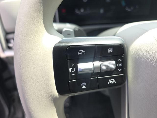 Used 2025 Silver Hyundai SE image 20