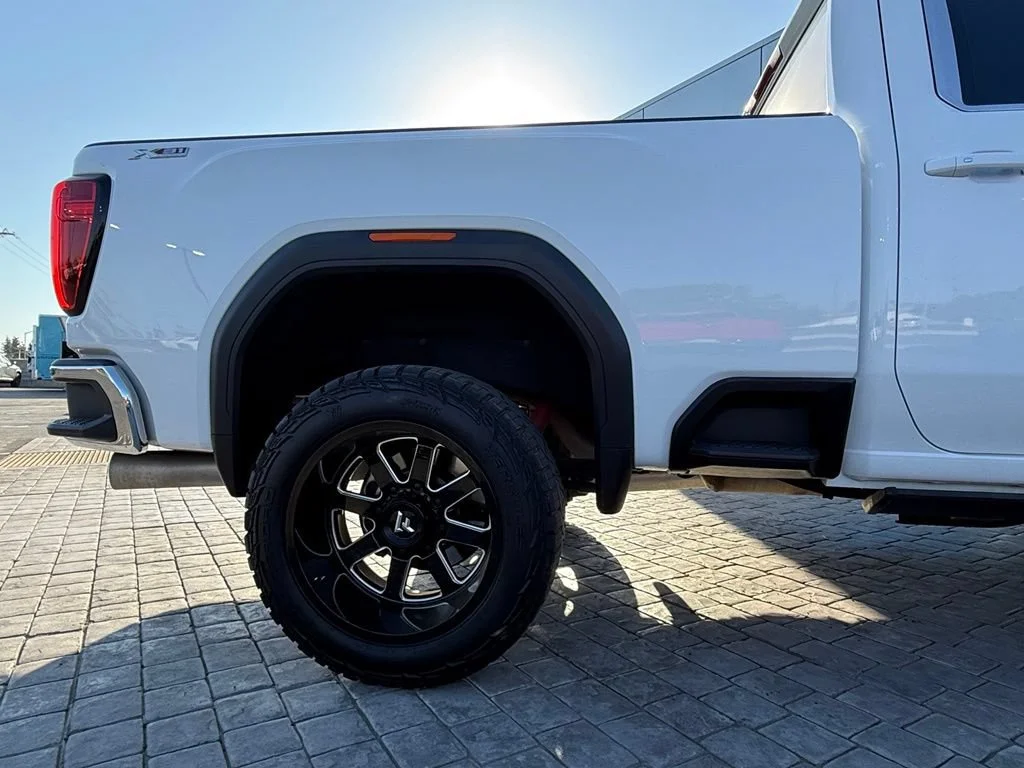 Used 2022 SUMMIT WHITE GMC SLE image 11