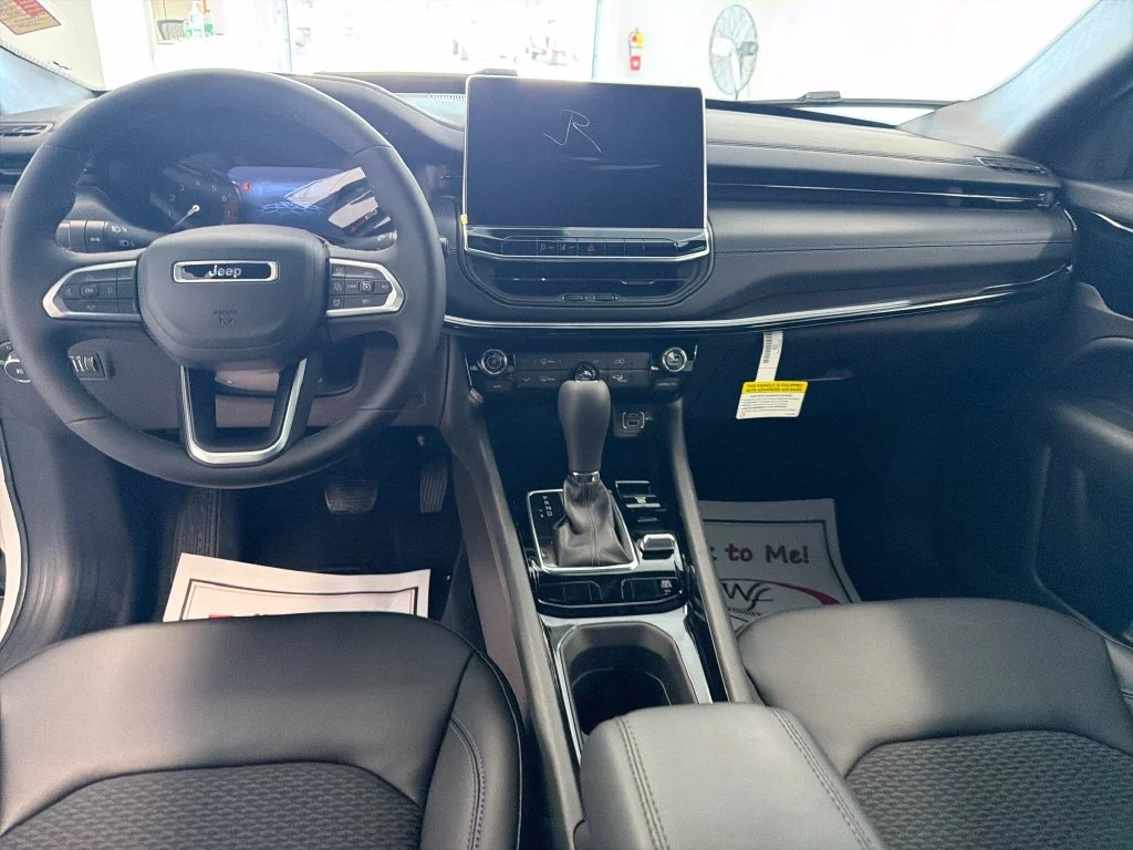 New 2027 White Jeep Latitude image 15