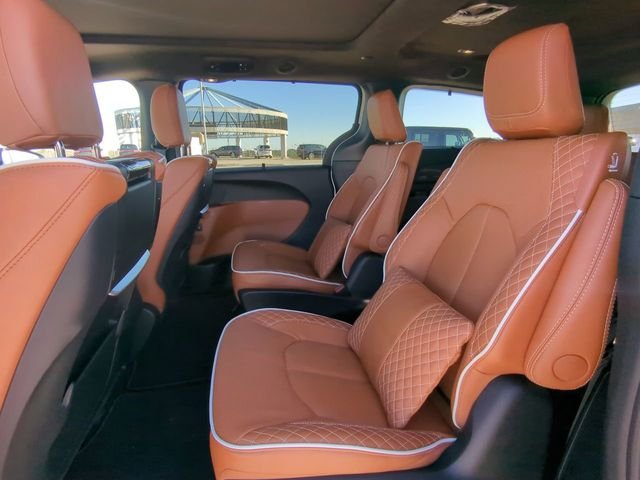 New 2026 Bright White Clear-Coat Exterior Paint Chrysler Pinnacle image 17