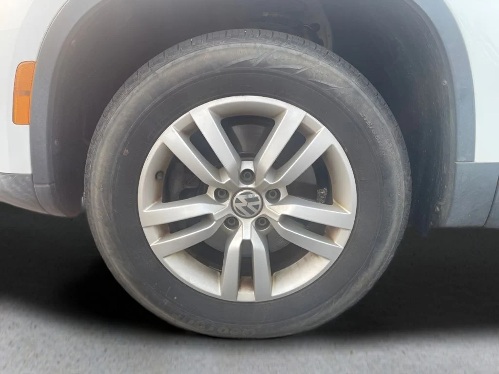 Used 2016 White Volkswagen SE image 30