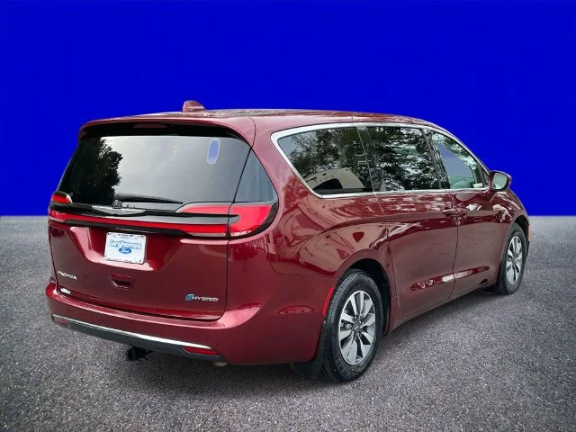 Certified Used 2022 Velvet Chrysler Touring L image 3
