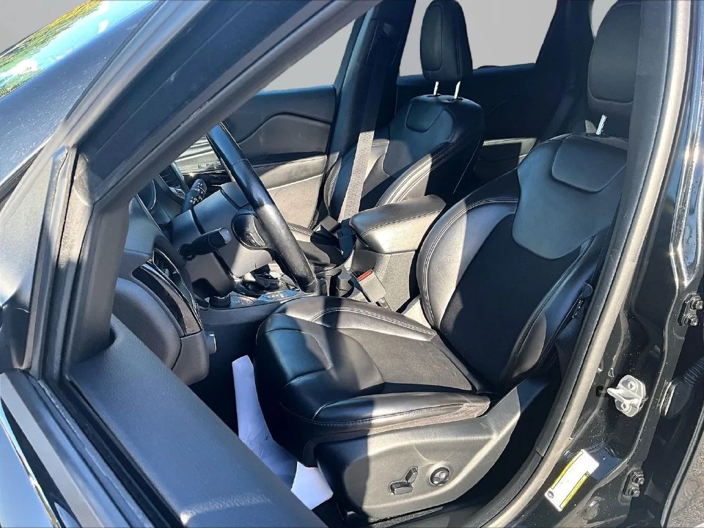 Used 2020 Black Jeep Latitude Plus image 26
