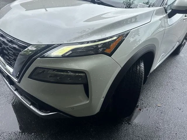 Used 2023 White Nissan SL image 33