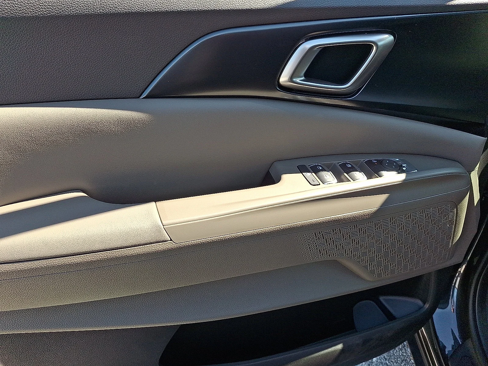New 2027 Silver Kia LXS image 12