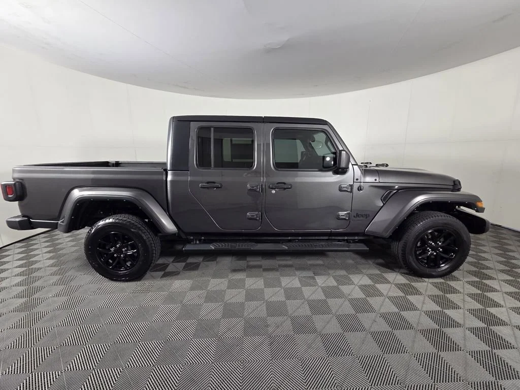 Used 2022 Granite Crystal Metallic Clearcoat Jeep Altitude image 4