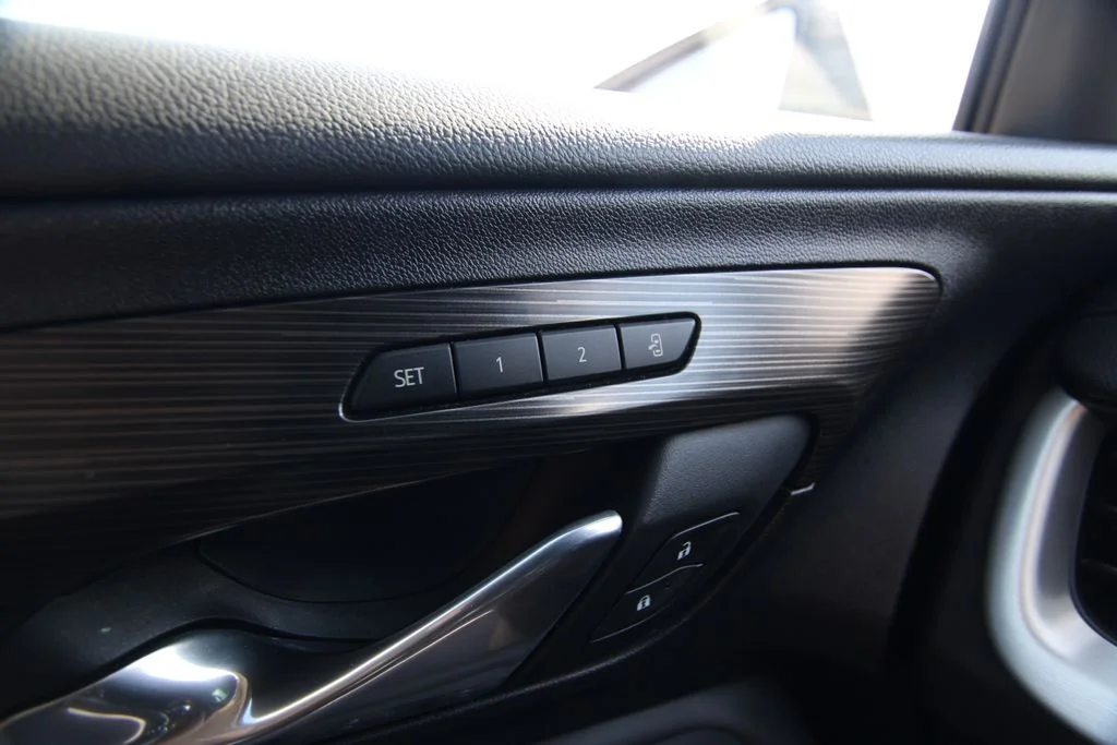 Used 2024 White GMC SLT image 31