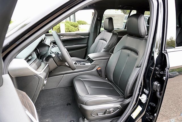 New 2026 Diamond Black Crystal Pearl-Coat Exterior Paint Jeep Limited image 19