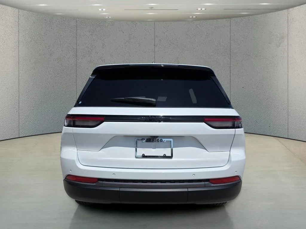 New 2026 Bright White Clear-Coat Exterior Paint Jeep Laredo Altitude image 5