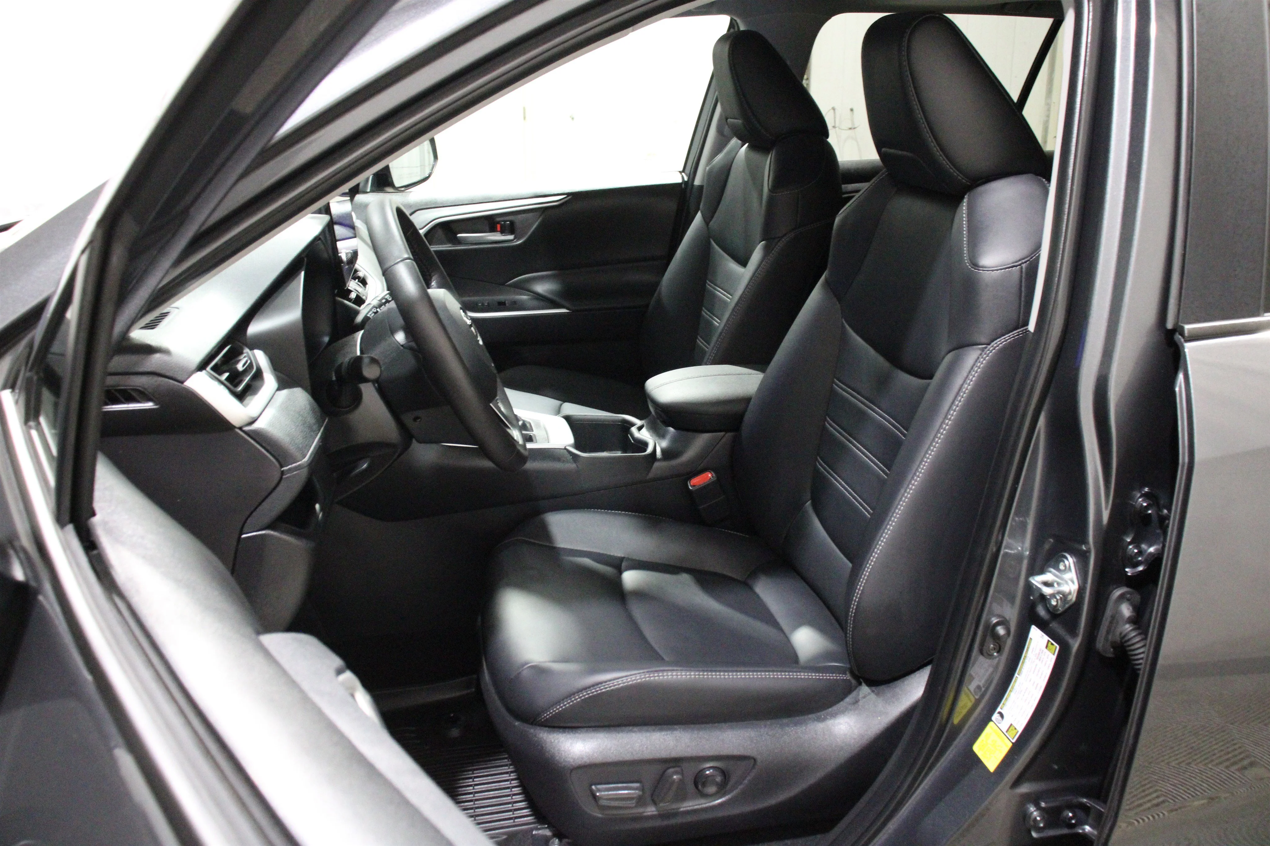 Used 2025 Gray Toyota XLE Premium image 5