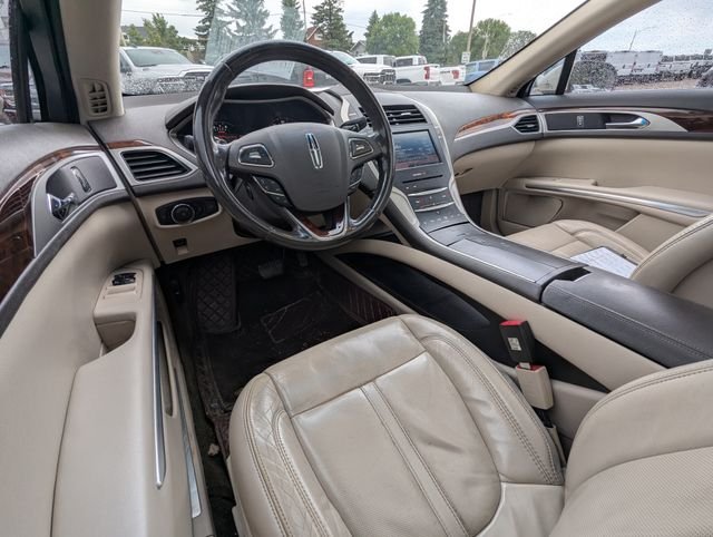 Used 2016  Lincoln Reserve image 2