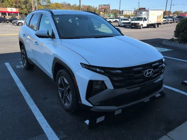 Used 2025 White Hyundai SEL image 1