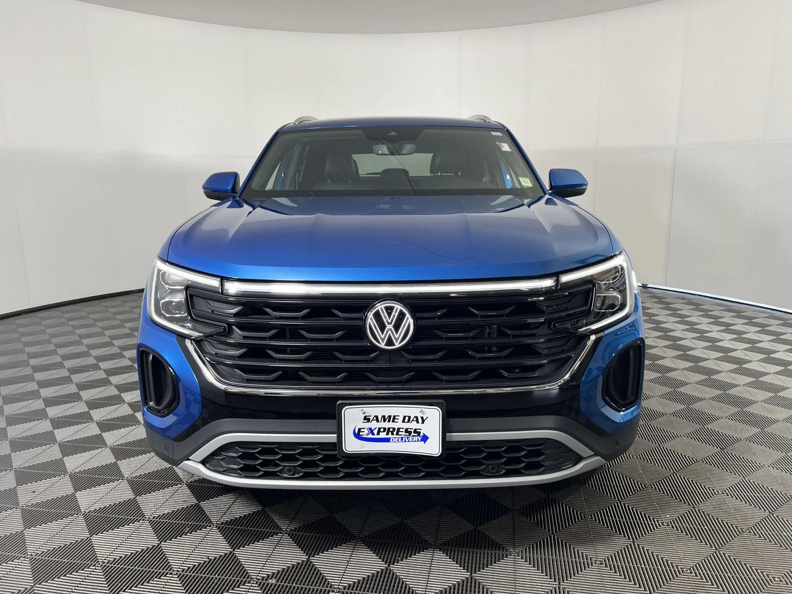 Used 2024  Volkswagen 2.0T SE w/Technology image 32