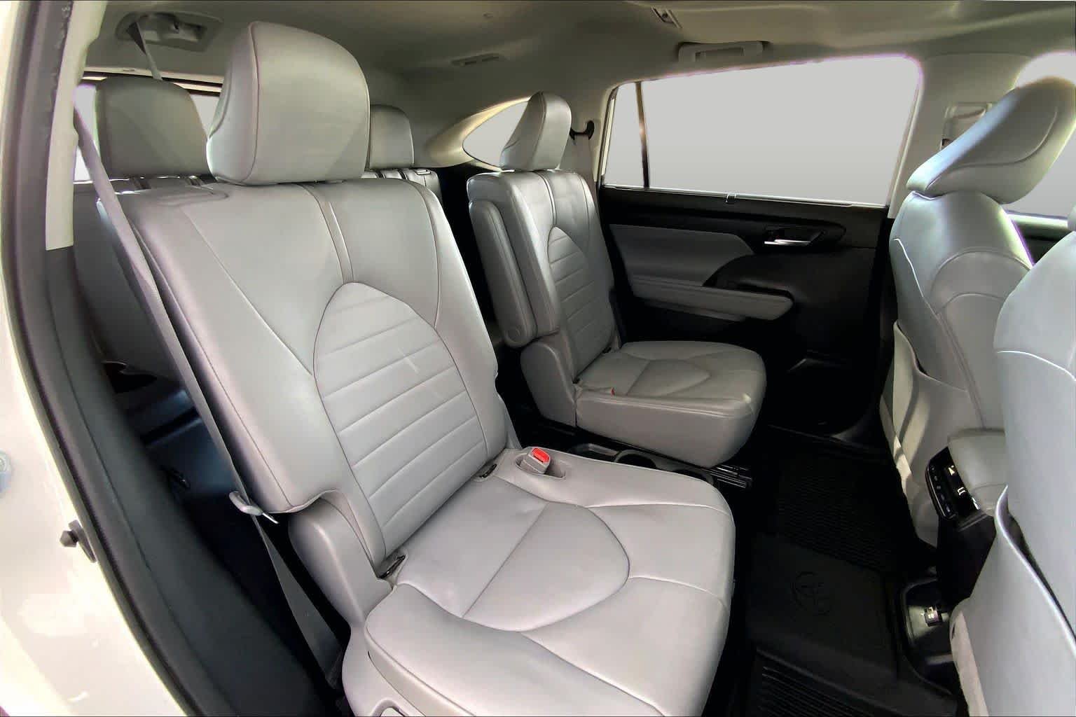 Used 2021 Blizzard Pearl Toyota XLE image 19