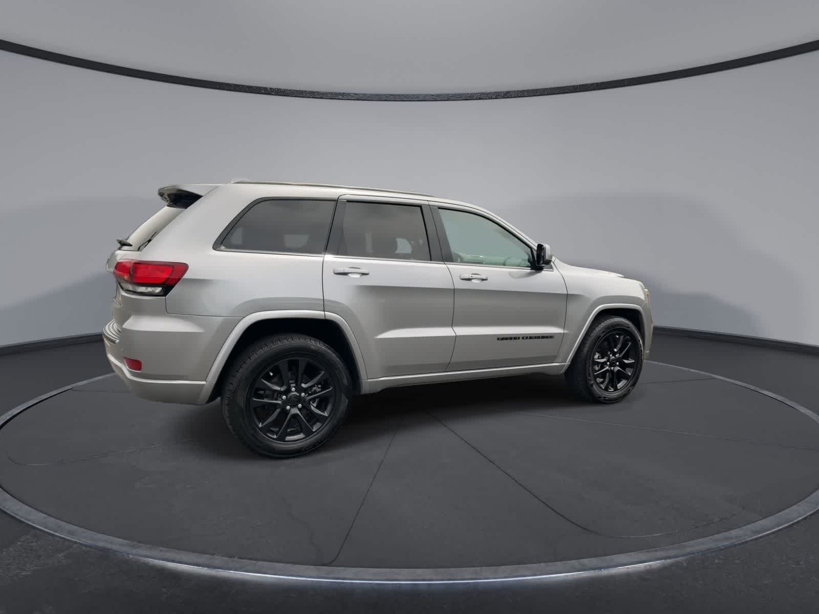 Used 2021 Billet Silver Metallic Clearcoat Jeep Laredo X image 8