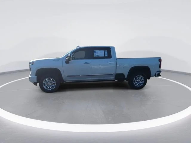 Used 2025 Beige Chevrolet High Country image 5