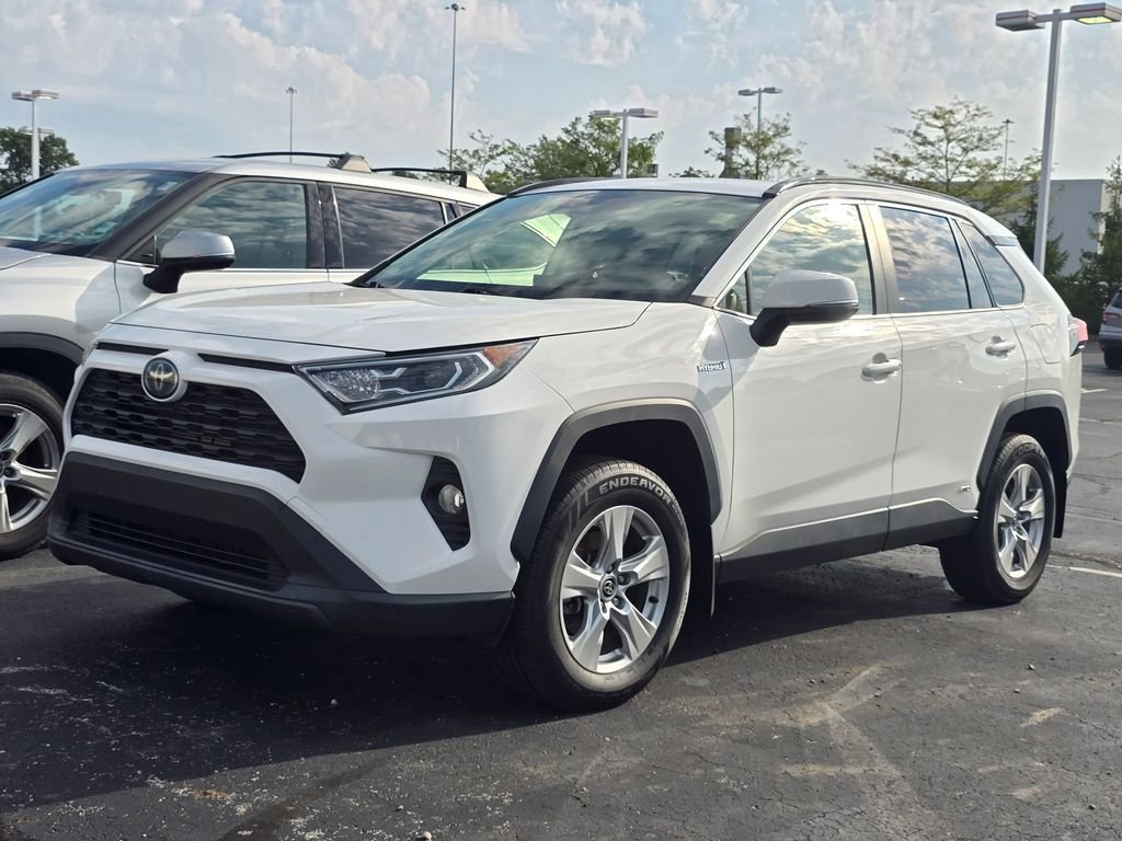 Used 2020 White Toyota XLE image 4