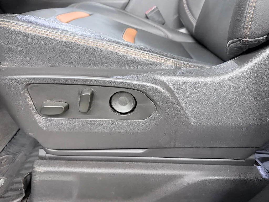 Used 2023 White GMC AT4 image 10