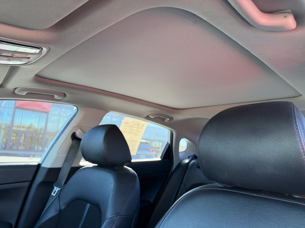 Used 2019 White Kia S image 24
