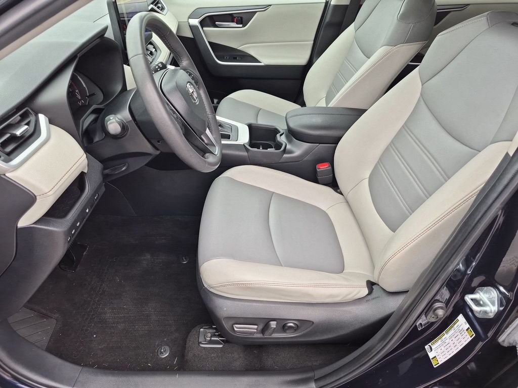 Used 2023  Toyota XLE Premium image 10