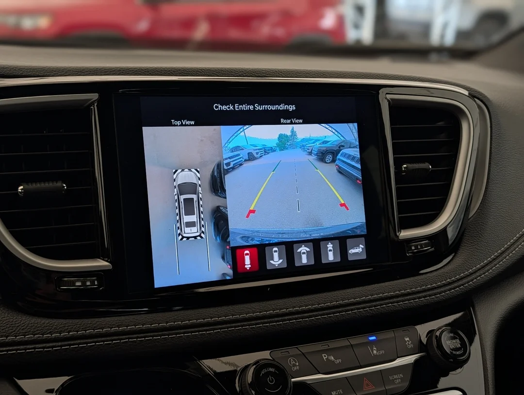 New 2027 Black Chrysler Select - - FWD - Stow n Go Seating - Adaptive Cruise - Apple CarPlay & More! image 23