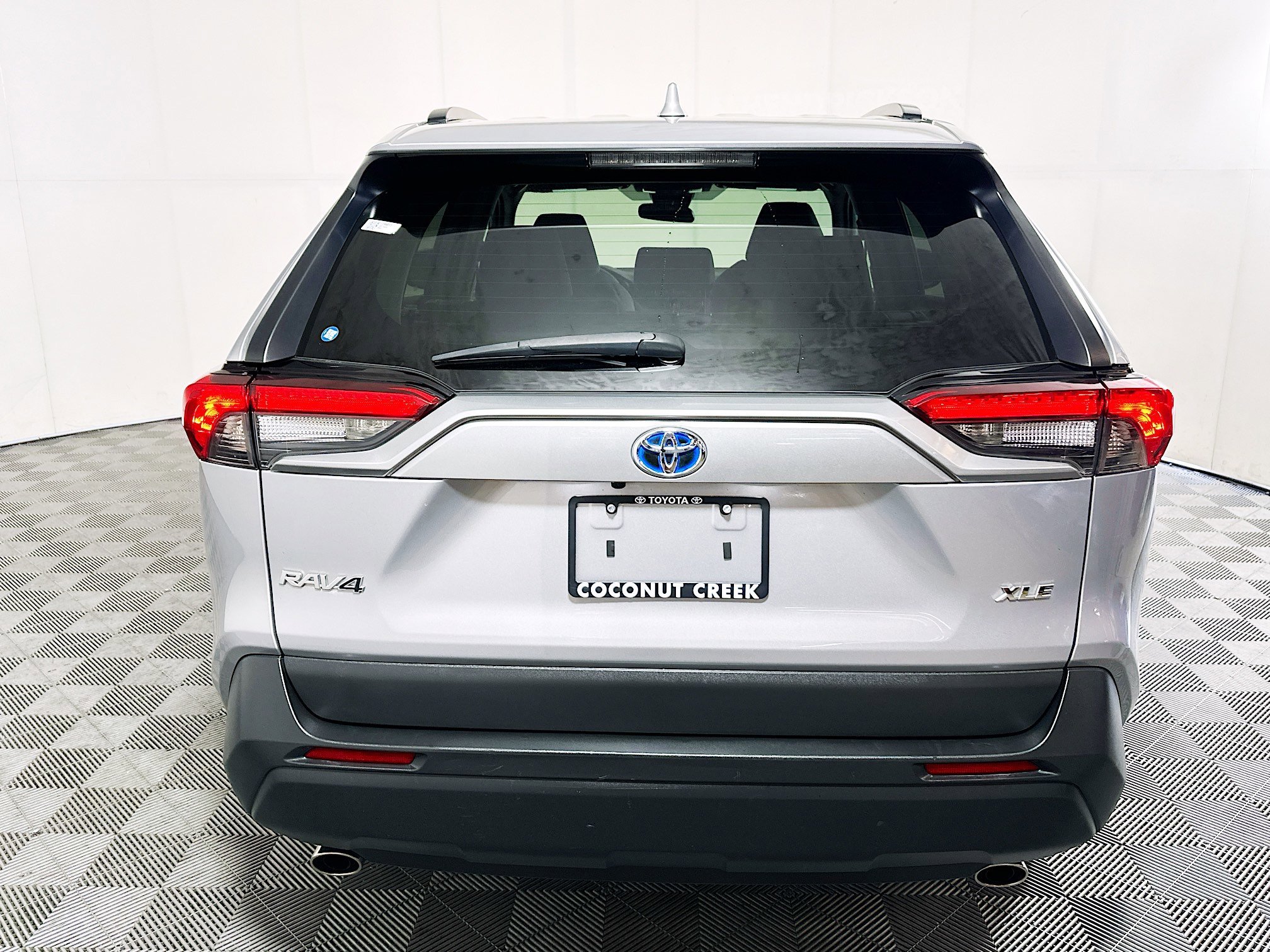 Used 2022 Silver Sky Metallic Toyota XLE image 4
