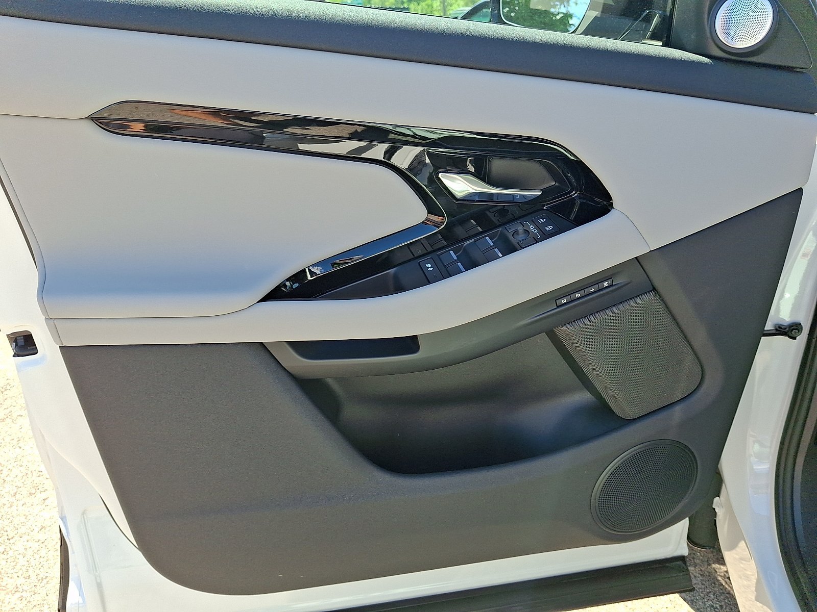 New 2026 Fuji White LAND ROVER  image 10