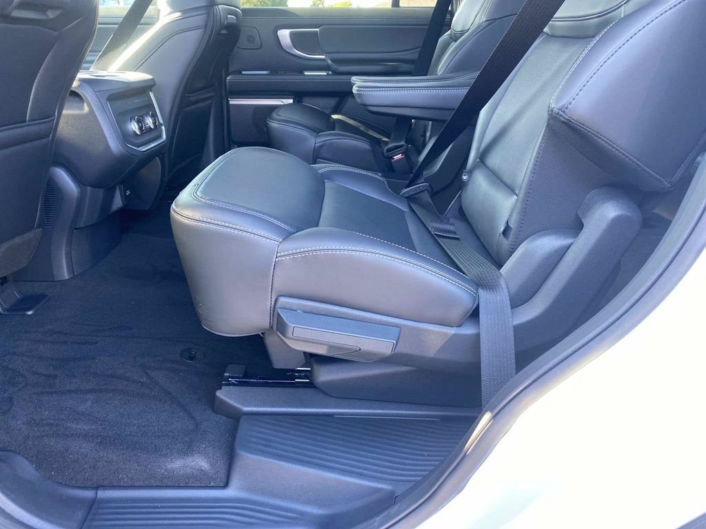 New 2027 Star White Metallic Tri-Coat Ford Platinum image 10