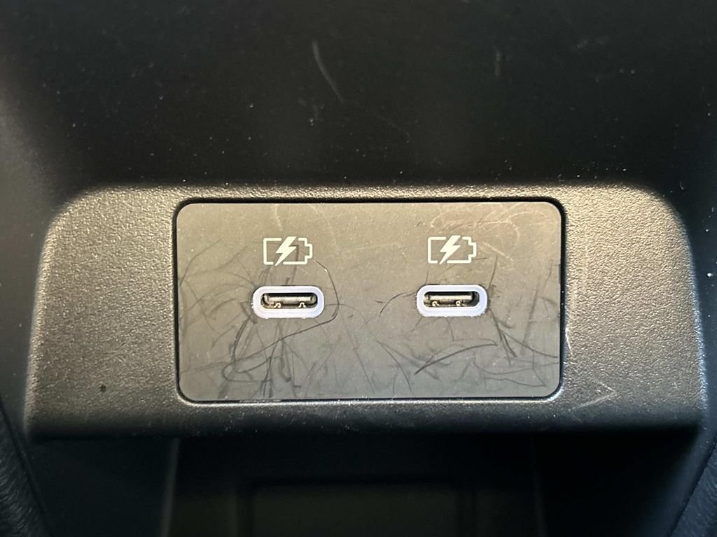 Used 2025 Silver Mitsubishi SE image 19