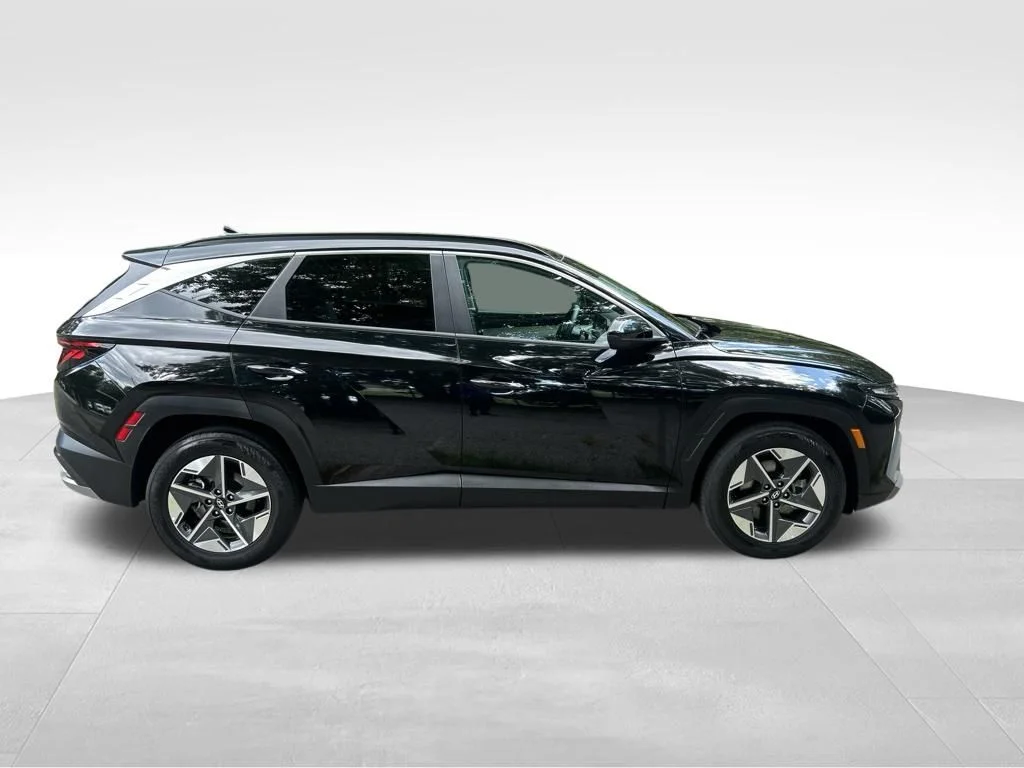 Used 2025 Black Hyundai SEL image 7