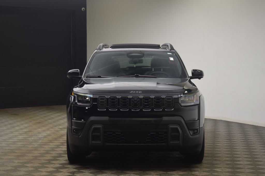 New 2026 Diamond Black Crystal Pearl-Coat Exterior Paint Jeep Overland image 2