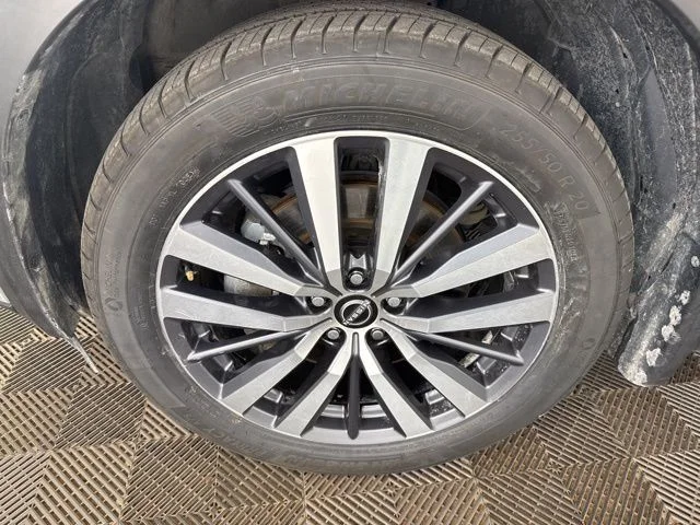 Used 2022 Silver Nissan Platinum image 33