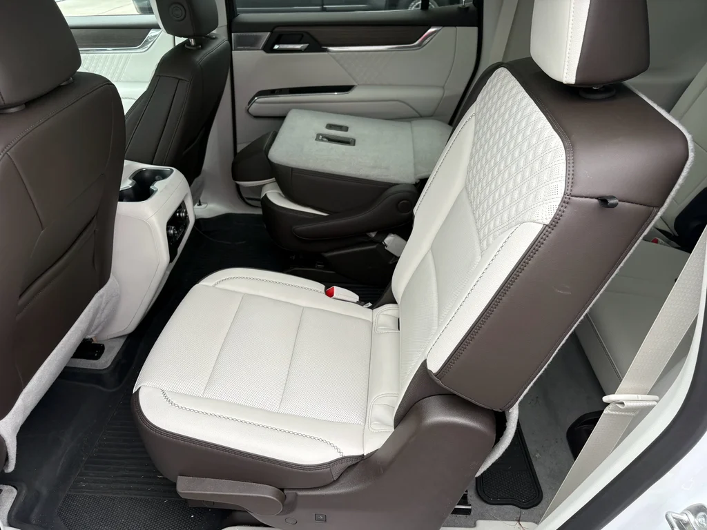 Used 2024 White Frost Tricoat GMC Denali image 4
