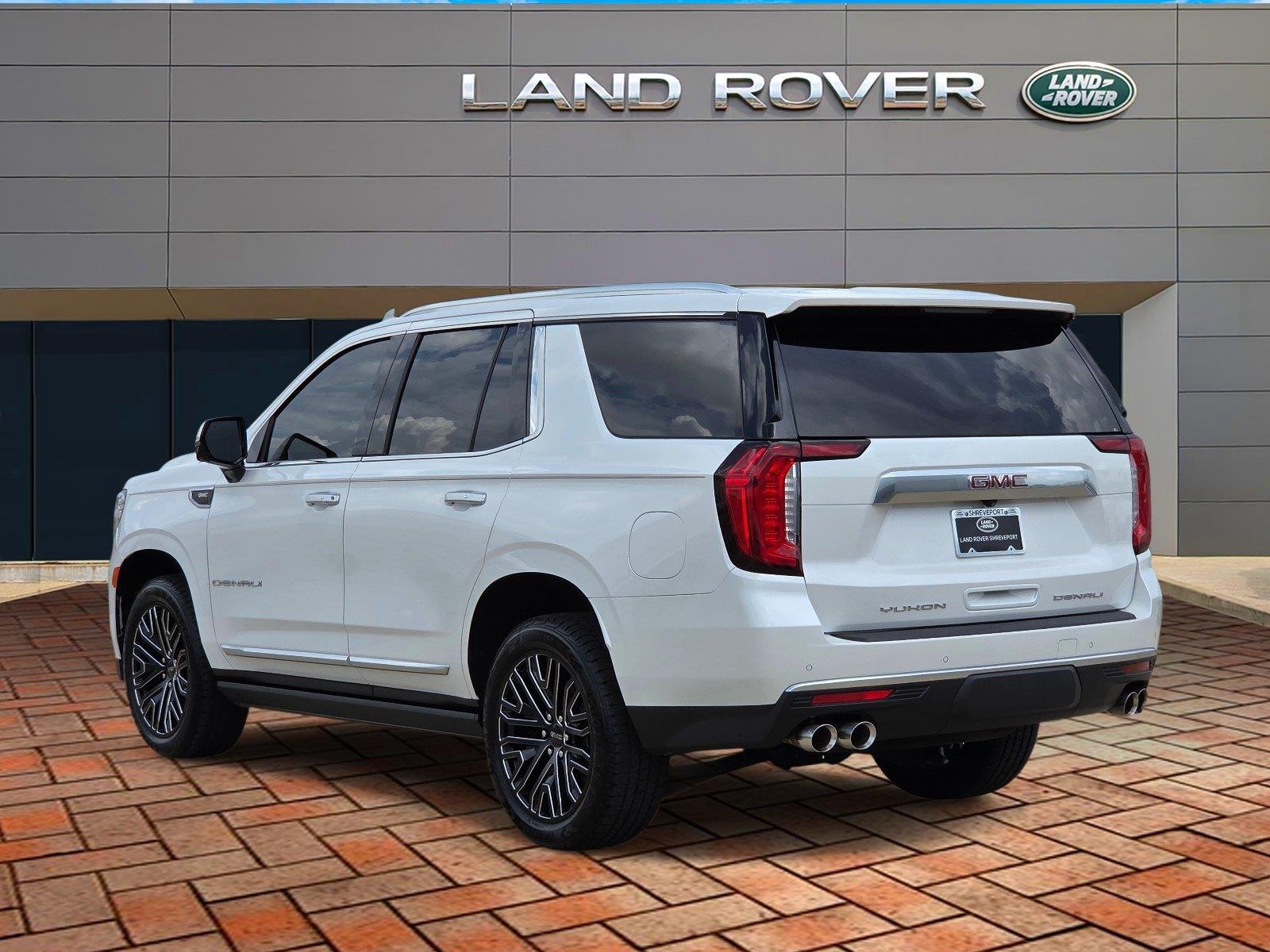 Used 2022 White Frost Tricoat GMC Denali image 6