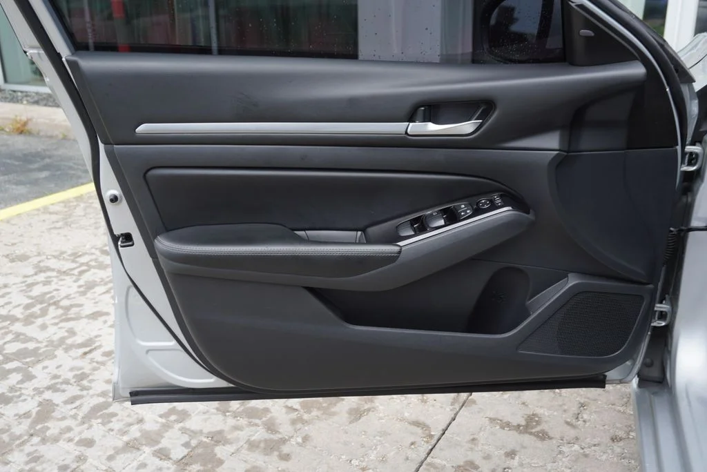 Used 2023 Silver Nissan 2.5 SV image 25