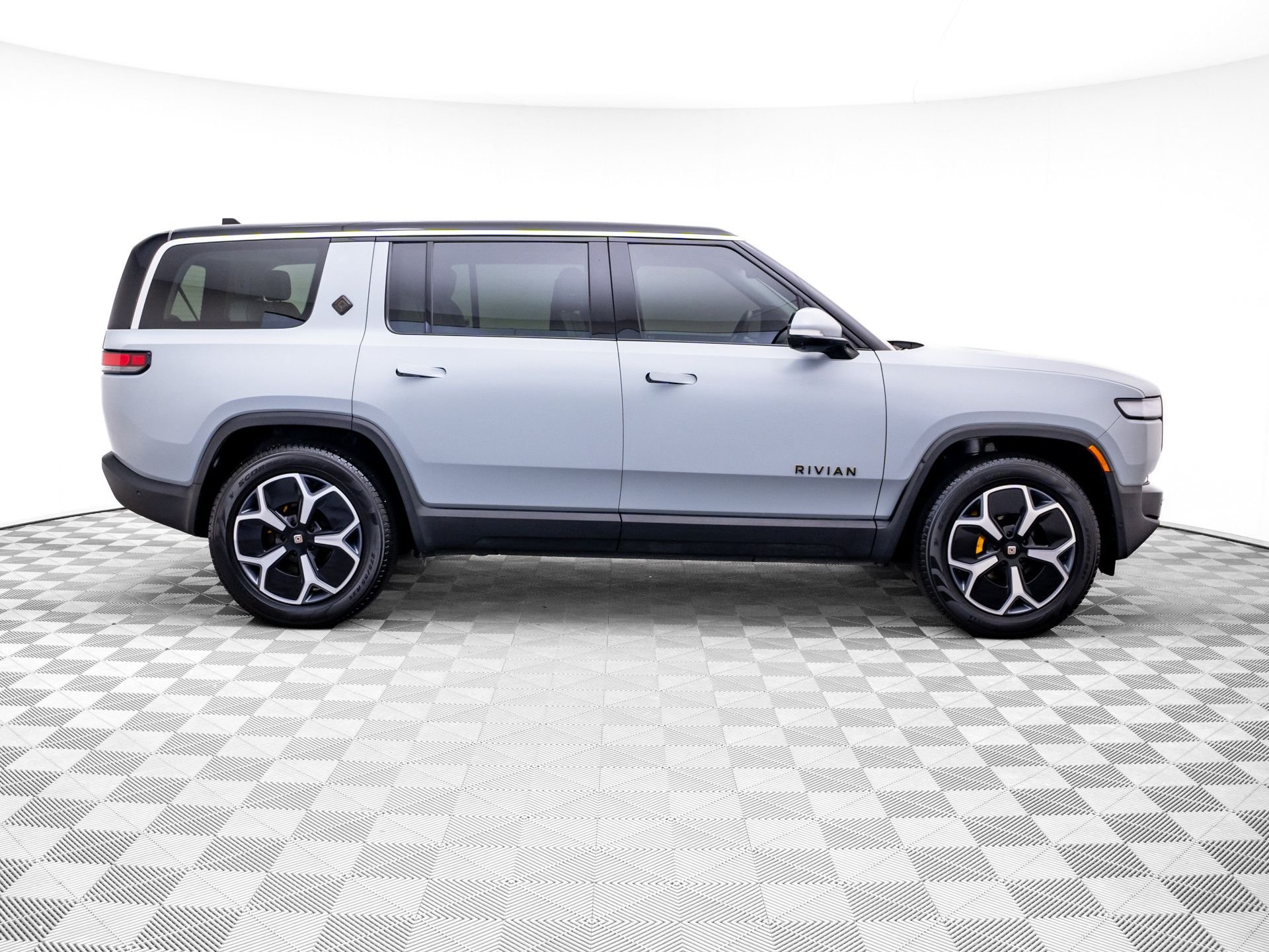 Used 2023  Rivian Adventure image 7