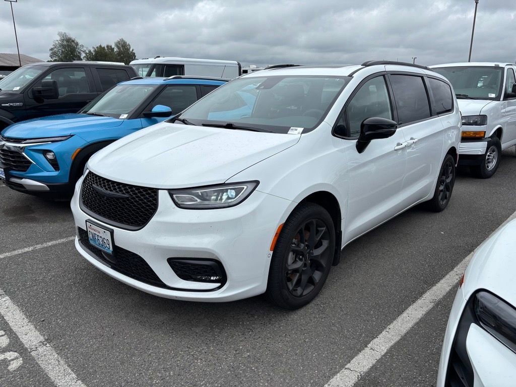 2024 Chrysler Pacifica Limited AWD's photo