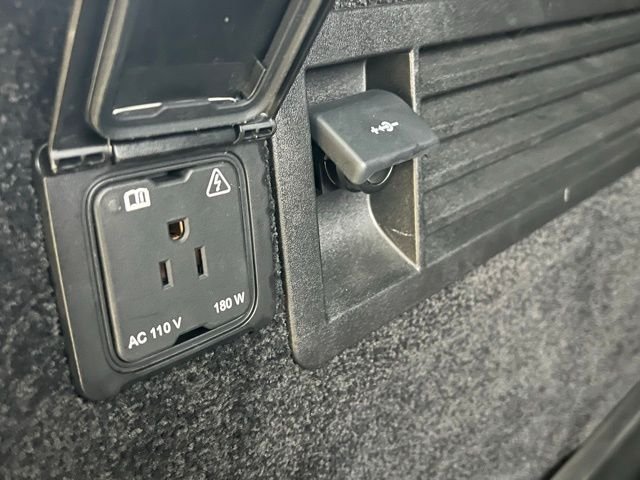 Used 2018 White Land Rover HSE image 27