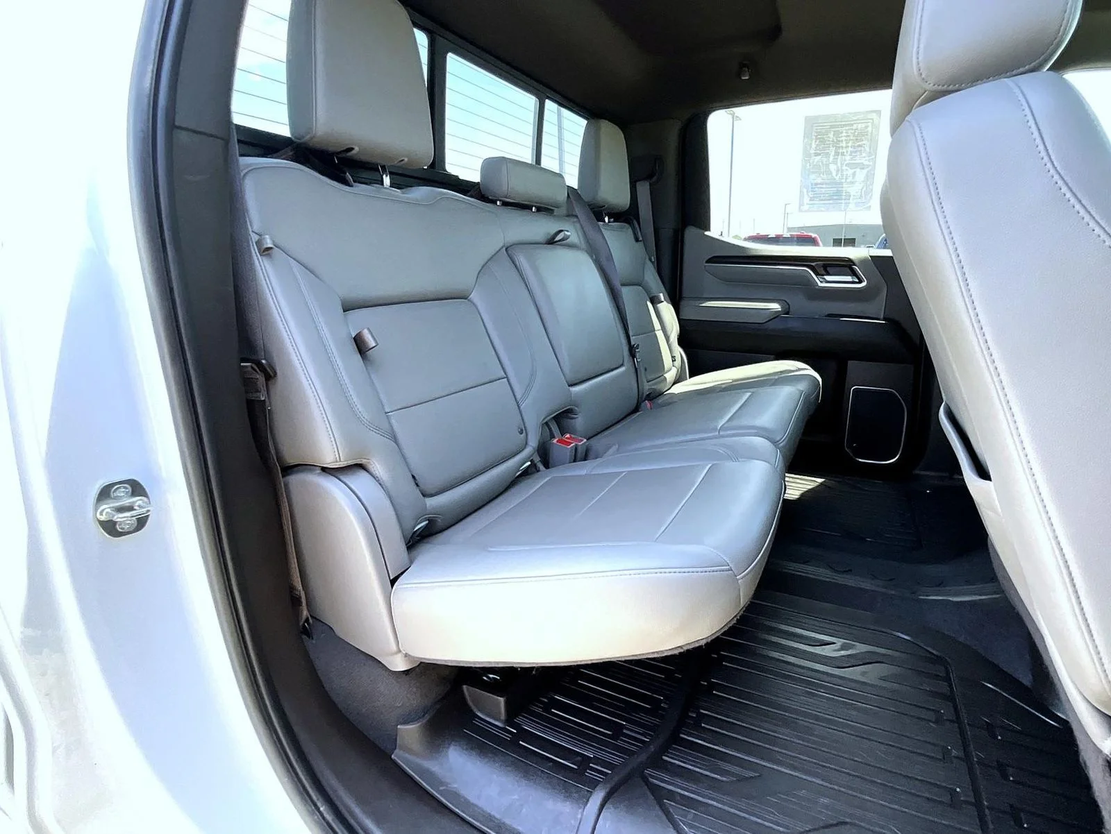 Used 2022 White GMC SLT image 19