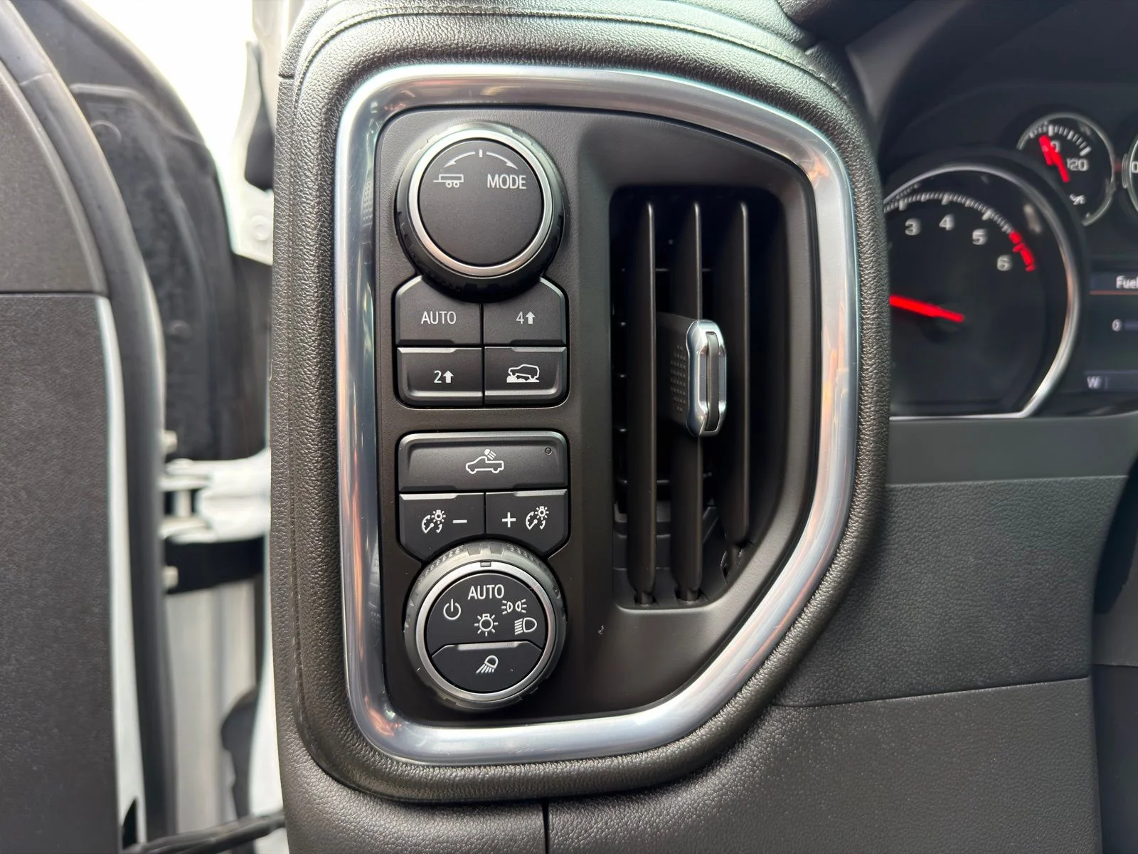 Used 2022 White Chevrolet LT image 17