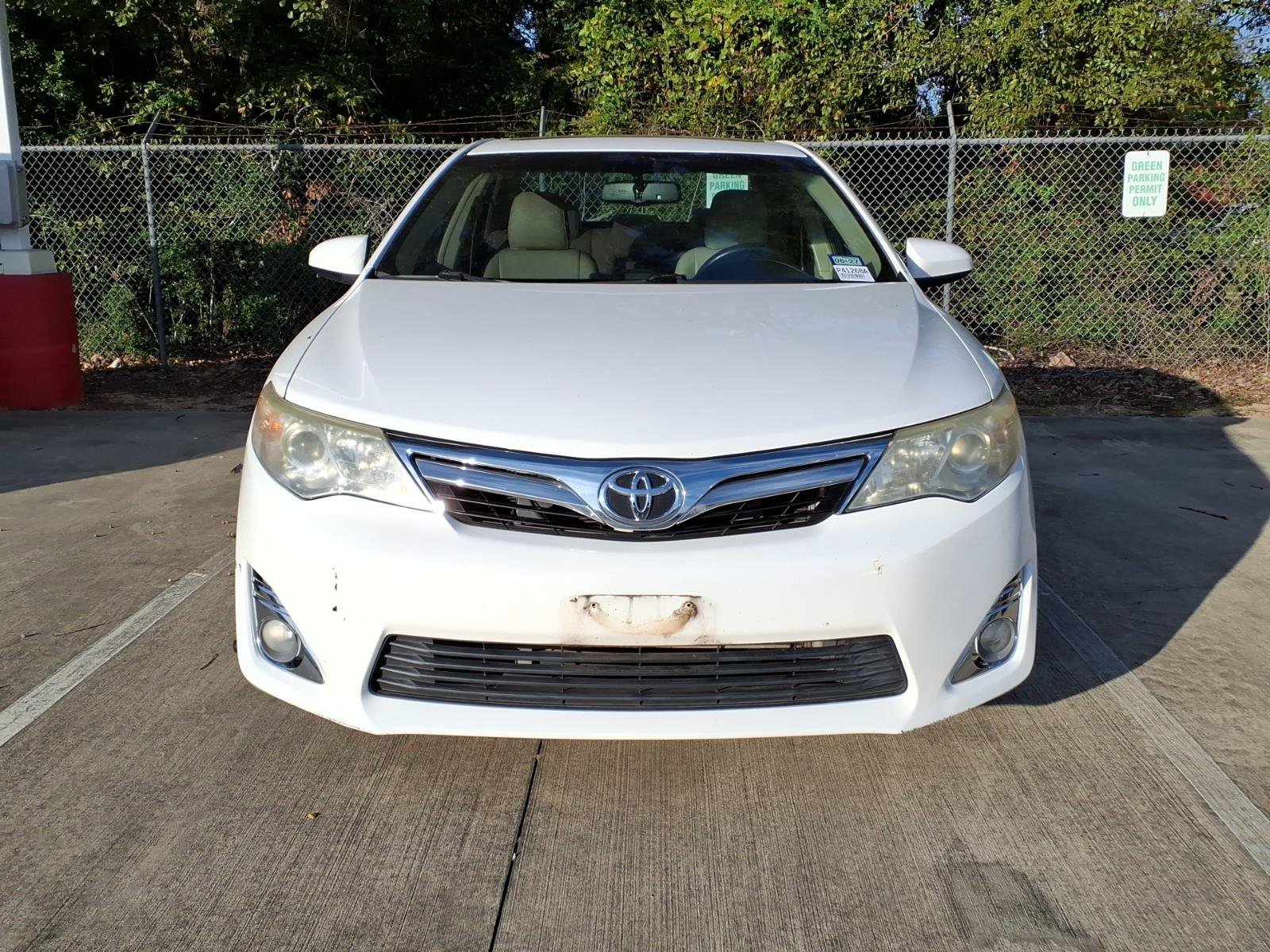 Used 2014 Super White Toyota XLE image 3
