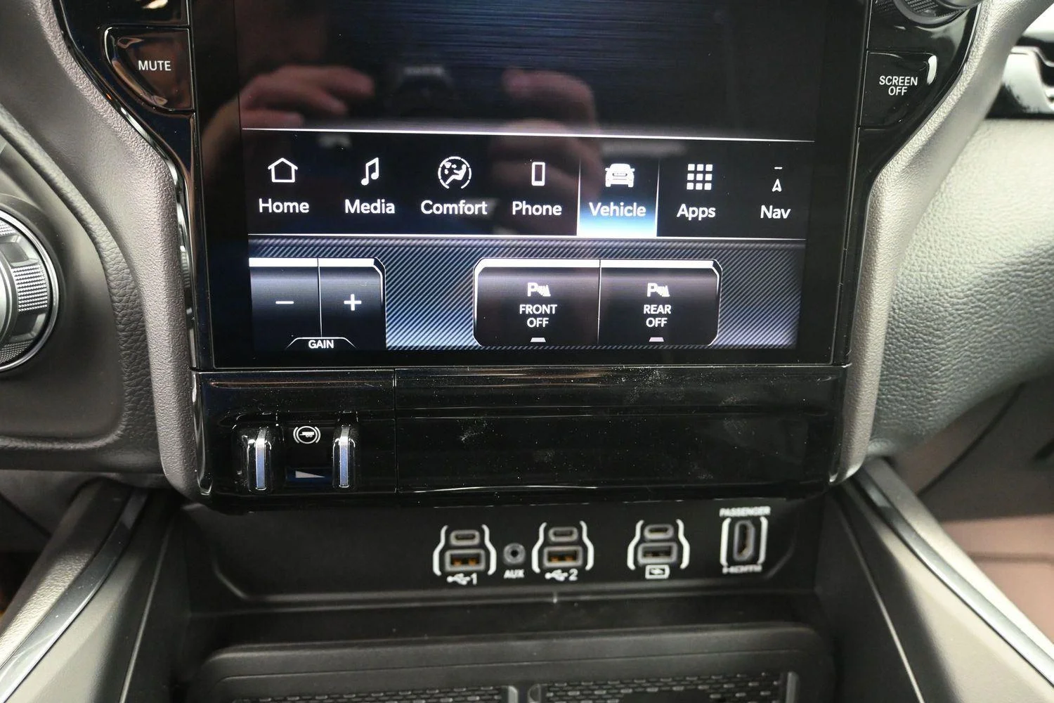 New 2026 Bright White Clear-Coat Exterior Paint RAM Laramie image 32
