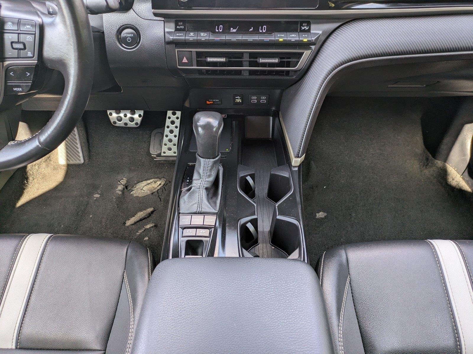 Used 2025  Toyota SE image 18