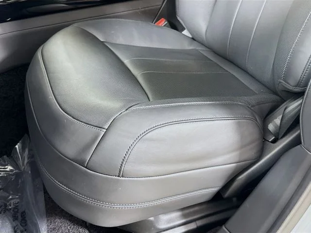 Certified Used 2025 Silver Land Rover SE image 22