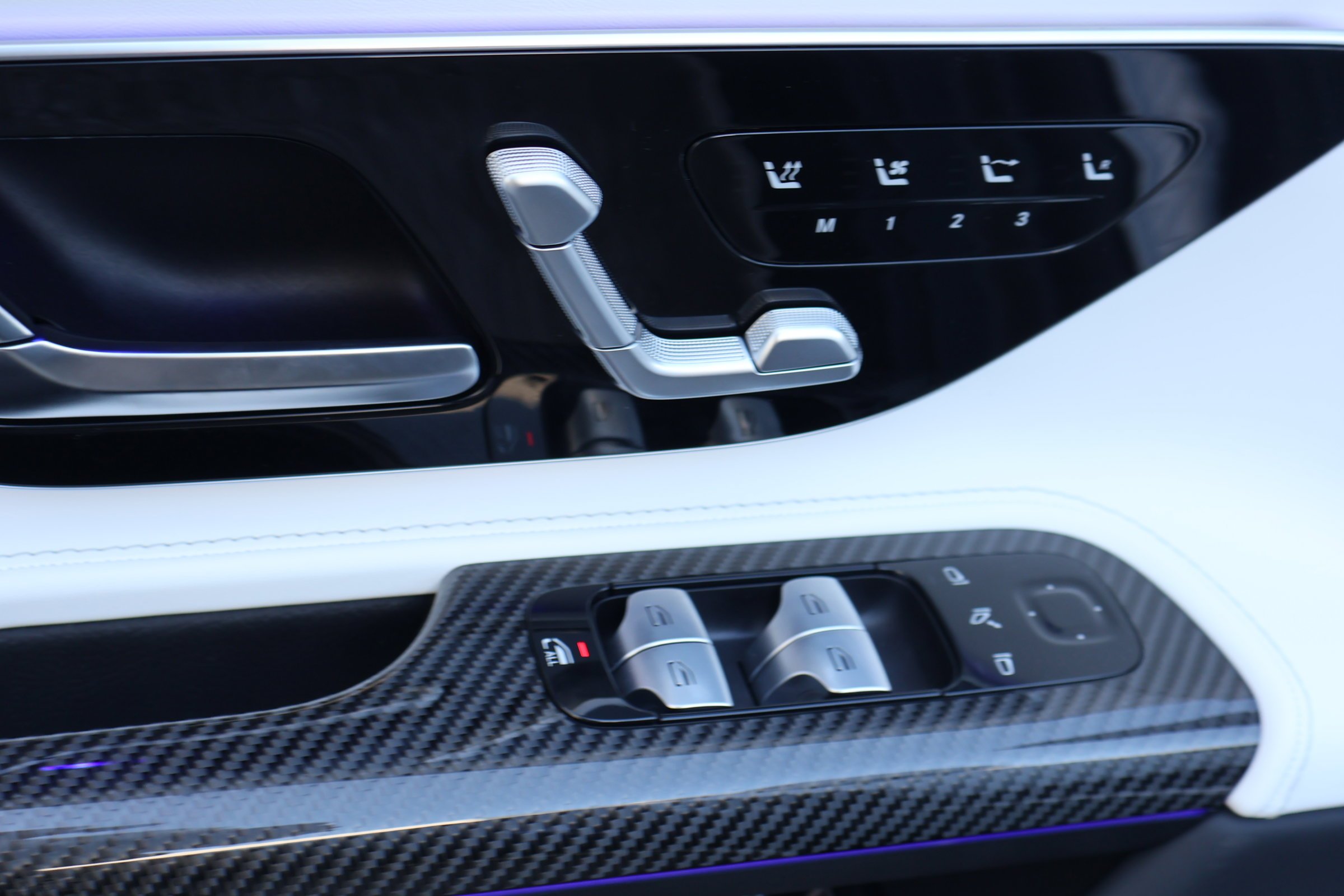 New 2026 MANUFAKTUR Night Black Magno Mercedes-Benz AMG® SL 63 S E Performance image 15